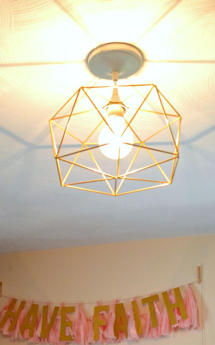 DIY-himmeli-inspired-geometric-light-fixture-over-office-space