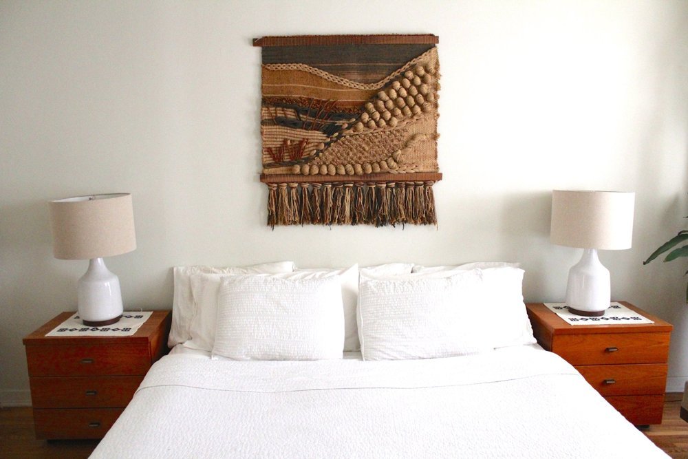 center-a-wall-hanging-above-a-bed-to-act-as-a-visual-headboard-apartment-therapy