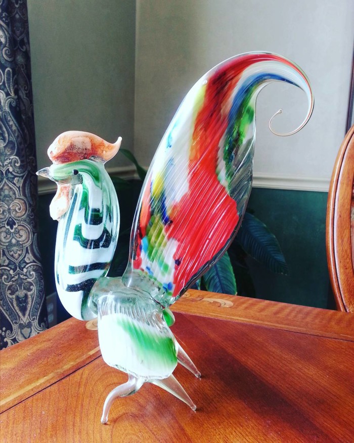 @miriams_memoriesGorgeous vintage hand-blown glass rooster that I found at Goodwill...in perfect condition! Similar online listings have it as Murano from the 50s? #thriftscorethursday #thrifting #goodwill #muranoglass #blownglass #vintageroosters #vintagedecor