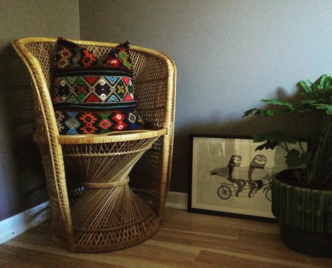 @doug_fritock Peacock chairs seem quite common here in the Midwest, but I hadn't come across a nice diminutive one like this before. So versatile, I had to bring it home from @savers_thrift last night. The art print is from @urbanoutfitters. #thrifting #vintage #thriftscorethursday