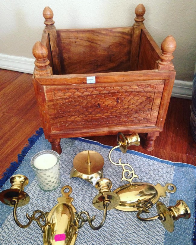 @secondhandglam Thursday Thrift finds. I went to Goodwill and got a cute candle and a wood platform box. I love carved wood and this made my day! I'm thinking of using for tall white candles or a planter. I found some nice brass at St. Vincent. #brass #thriftscorethursday #goodwill#thriftedhomedecor #thrifter