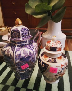 @vwbuggythrifter Rain keeps the thrifters away ... but not this girl. Rainy winter nights are perfect for having the whole store to yourself. Picked some ginger jars for $5.99 and $3.49 both made in Japan. Funny story my mom collected Chinoiserie as a kid as I thought it was hideous and HATED dusting it all. In fact mom still has some pieces in her garage...which I need to raid soon. And here I am 20 years later buying it all up in thrifts. #becomingmymother #scarystory #thriftscorethursday #salvationarmyfinds #thiftedhomedecor #chinoiserie #gingerjars