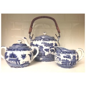 @jenc184 #thriftscorethursday #blueandwhite #chinoiserie #teapot #sugar #creamer #vintage #kitchenware #bluewillow