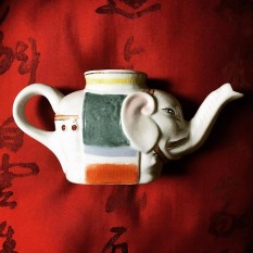 @mariaski63 Tusk-tusk. ☝?️↔️ ? #elephant #teapot #elephantteapot #teapotcollector #decorativeteapot #tea #ceramic #pillow #asian #asiancharacters #thrifted #thriftscore #thriftstorefind #thriftstorescore #thriftscorethursday