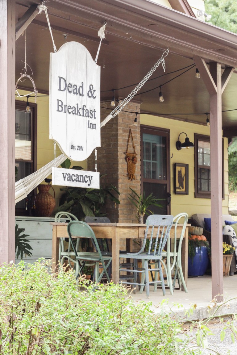 Halloween-Porch-Dead-And-Breakfast-Sign-cassie-bustamante DIY halloween decorations