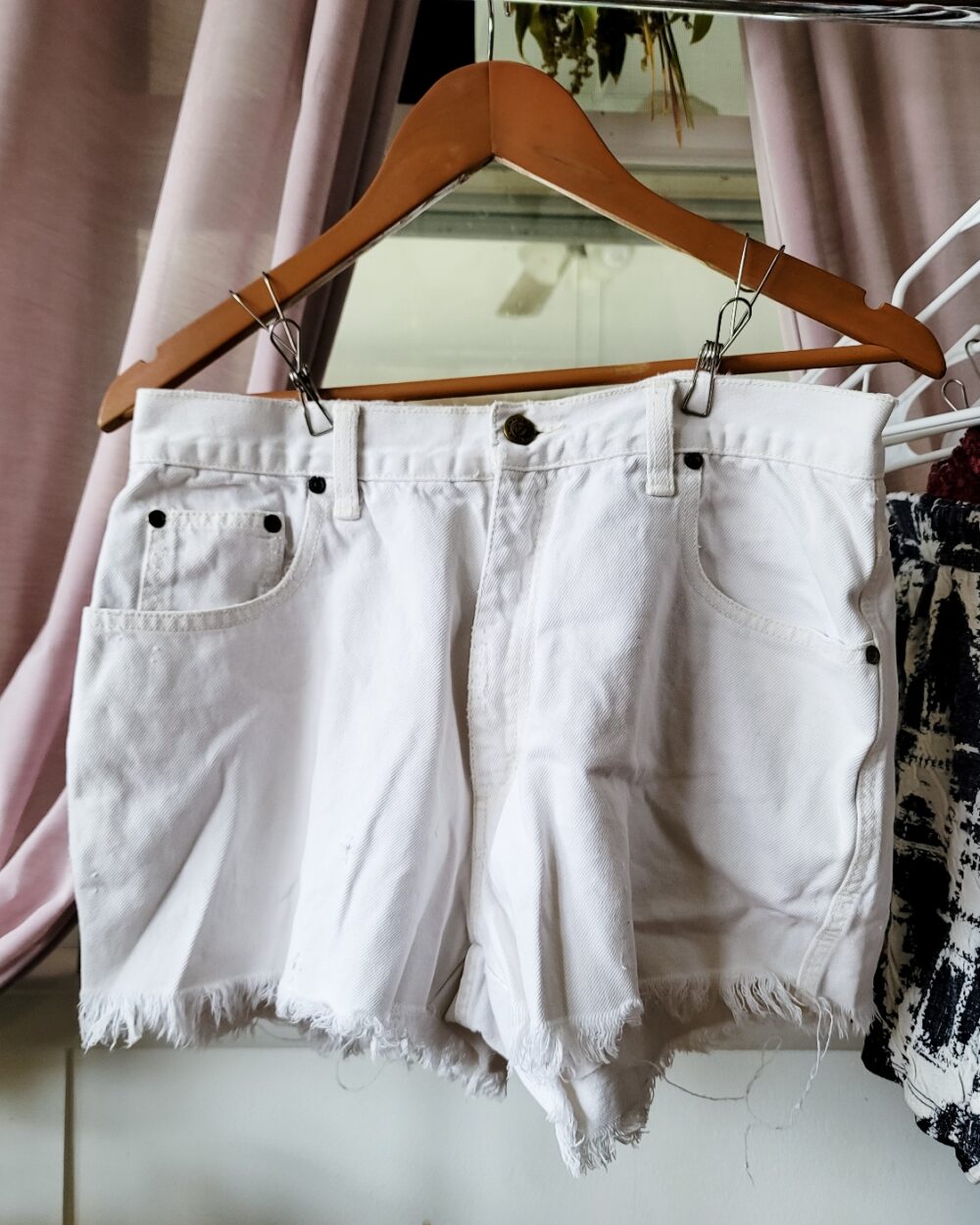 Vintage White Quiksilver QSD Shorts (size 33/12)